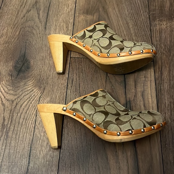 Coach Felicity signature clog in khaki with a wooden heel - Picture 10 of 11